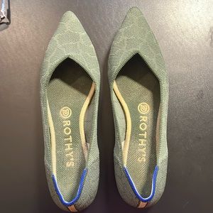 hard to find green safari point shoes from Rothy's. Excellent condition. Size 8